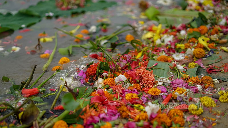 রাঙ্গামাটি শহরের কেরানীপাহাড় এলাকায় কাপ্তাই হ্রদের জলে ভাসছে বিজু উৎসবের ফুল। ছবি: ওয়াহিদা জামান সিথি