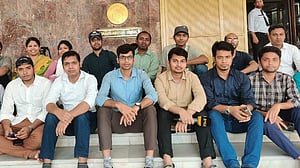 বাংলাদেশ ব্যাংকে প্রবেশে নিষেধাজ্ঞার প্রতিবাদ সাংবাদিকদের