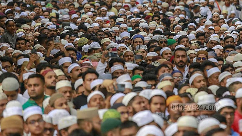জাতীয় ঈদগাহে বৃহস্পতিবার সকালে ঈদুল ফিতরের নামাজ শেষে ফিরছেন মুসলমানরা।