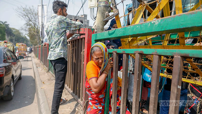 ঢাকার নিউ মার্কেটে এলাকায় সড়ক বিভাজকের&amp;nbsp;মধ্য দিয়ে ঝুঁকি নিয়ে রাস্তা পার হচ্ছেন এক বৃদ্ধ নারী।