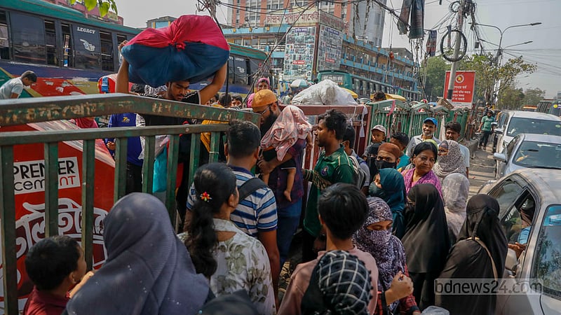 ঢাকার নিউ মার্কেট এলাকার বলাকা সিনেমা হলের সামনে একটি ওভারব্রিজ থাকলেও রাস্তা পারাপারের বেশি চাপ থাকে গাউছিয়া ও নিউ মার্কেটের সামনে।