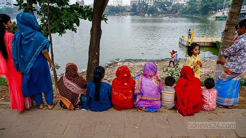 হাতিরঝিলে ঈদের আনন্দ উপভোগ করতে আসেন অনেকেই।