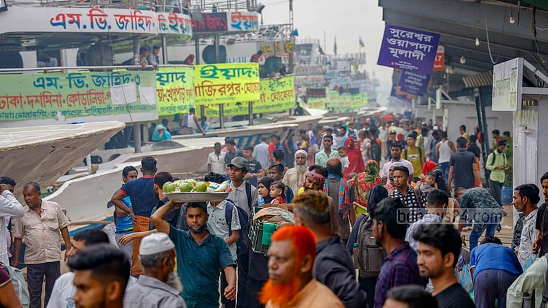 সদরঘাট লঞ্চ টার্মিনালে ঈদের আগ মুহূর্তে বেড়েছে মানুষের চাপ। তবে আগের মতে নেই সেই ধাক্কাধাক্কি।