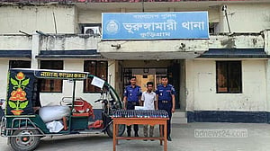 কুড়িগ্রামে ধানের বস্তায় ‘২৯৪ বোতল ফেনসিডিল’, যুবক আটক