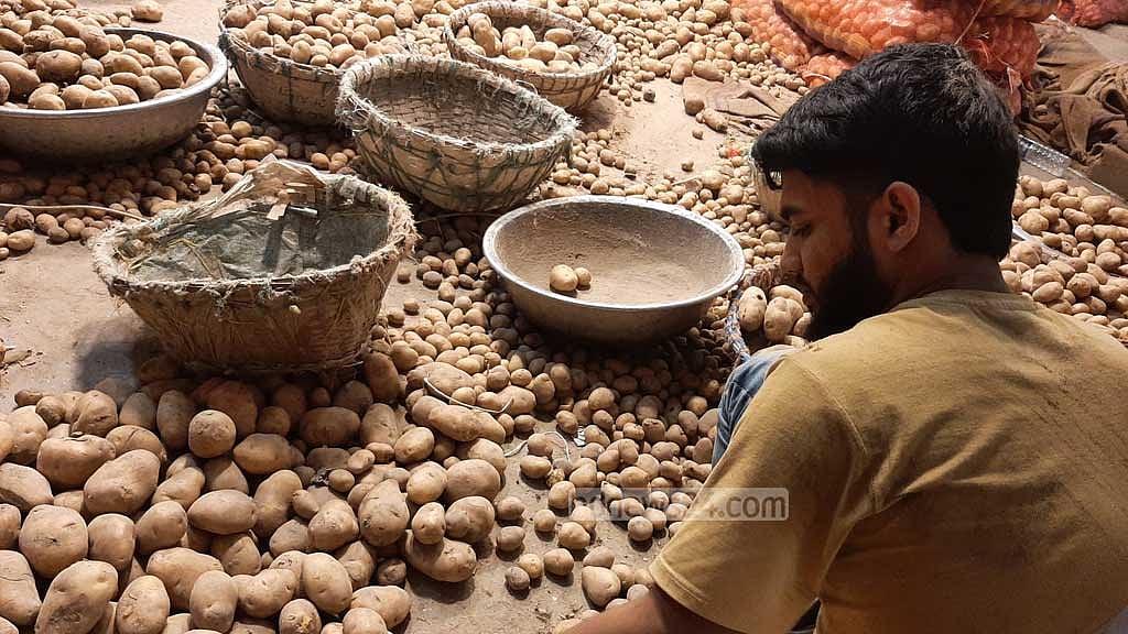 ঈদের পর চড়ছে আলুর দাম, পিছিয়ে নেই পেঁয়াজও