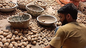 ঈদের পর চড়ছে আলুর দাম, পিছিয়ে নেই পেঁয়াজও