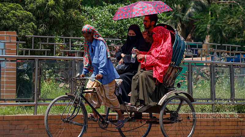 ঢাকা বিশ্ববিদ্যালয়ের দোয়েল চত্বর এলাকায় শনিবার দুপুরে রোদের প্রখরতা থেকে রক্ষায় মাথায় গামছা মুড়িয়ে রিকশাচালকরা, যাত্রীদের অনেকের হাতে ছিল ছাতা।
