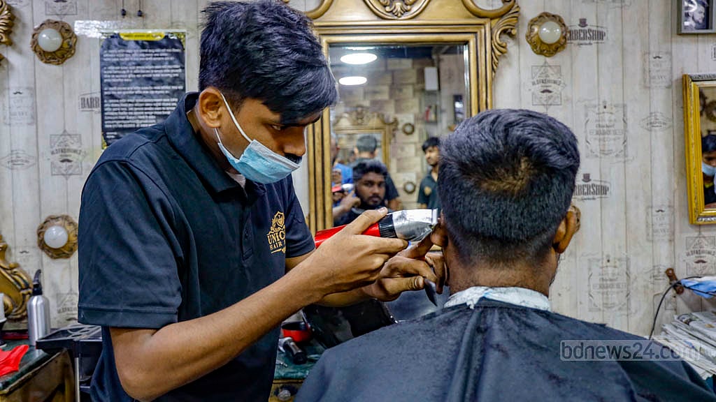 সেলুনে ব্যস্ততা গভীর রাতেও, বকশিসে পকেট ভারী