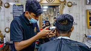 সেলুনে ব্যস্ততা গভীর রাতেও, বকশিসে পকেট ভারী
