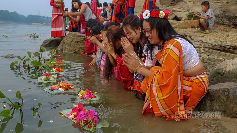 রাঙ্গামাটির কাপ্তাই হ্রদে শুক্রবার সকালে ফুল ভাসিয়ে নতুন বছরের মঙ্গল কামনায় গঙ্গা দেবীর কাছে প্রার্থনায় আদিবাসী নারীরা।