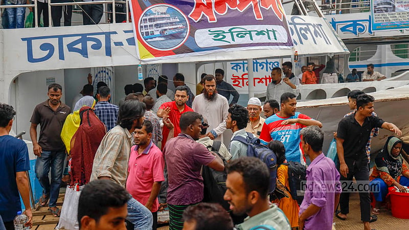 সদরঘাট লঞ্চ টার্মিনালে ঈদের আগ মুহূর্তে বেড়েছে মানুষের চাপ। তবে আগের মতে নেই সেই ধাক্কাধাক্কি।
