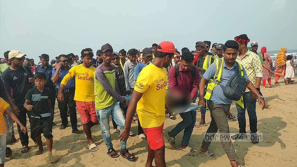 কক্সবাজারের সৈকতে হঠাৎ ঢলে পড়ে পর্যটকের মৃত্যু