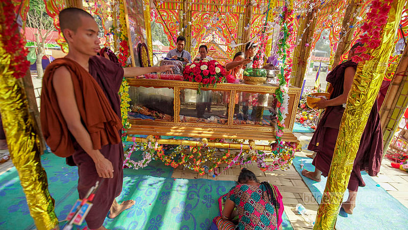 শবঘরে রাখা ভিক্ষুর মৃতদেহে শ্রদ্ধা জানান ভক্তরা।
