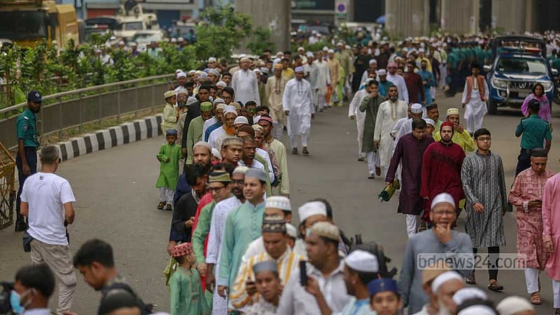 বৃহস্পতিবার সকালে ঈদুল ফিতরের প্রধান জামাতে অংশ নিতে সারিবদ্ধভাবে জাতীয় ঈদগাহে প্রবেশ করছেন মুসলমানরা।