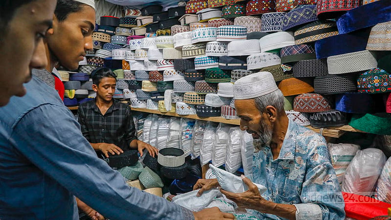 রোজার ঈদকে সামনে রেখে বায়তুল মোকাররম মসজিদের সামনের একটি দোকানে ক্রেতাদের ভিড়।