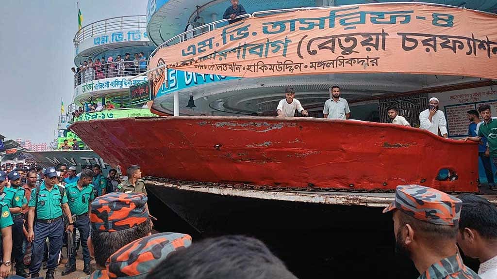 সদরঘাটে দুর্ঘটনা: ২ লঞ্চের রুট পারমিট বাতিল, তদন্তে কমিটি