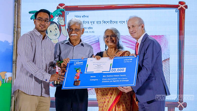 ঢাকার সোনারগাঁও হোটেলে অষ্টাদশ মীনা অ্যাওয়ার্ডস অনুষ্ঠানে বিজয়ীদের হাতে পুরস্কার তুলে দেন ড. মুহম্মদ জাফর ইকবাল, ঢাকা বিশ্ববিদ্যালয়ের অধ্যাপক গীতি আরা নাসরিন ও ইউনিসেফের বাংলাদেশ প্রতিনিধি শেলডন ইয়েট।