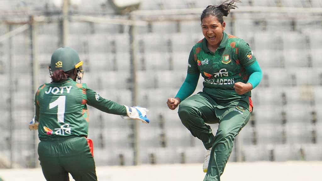 তৃষ্ণার হ্যাটট্রিকের দিনে বাংলাদেশের বড় হার