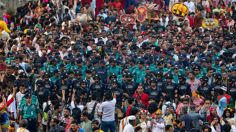 বৈশাখের প্রথম সকালে চারুকলার মঙ্গল শোভাযাত্রা ঘিরে আইন-শৃংক্ষলা বাহিনীর কঠোর নিরাপত্তা।
