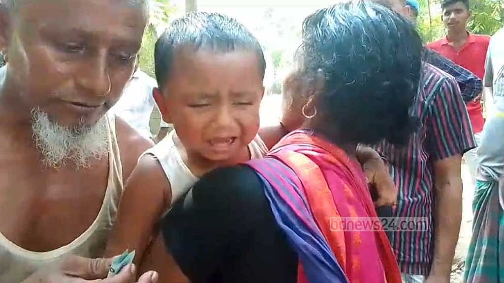 সড়কে বাবার পর মায়ের মৃত্যু: ‘মা যাব, মা যাব’ করছে শিশু