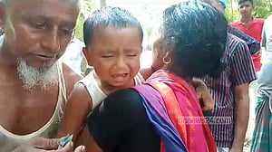 সড়কে বাবার পর মায়ের মৃত্যু: ‘মা যাব, মা যাব’ করছে শিশু