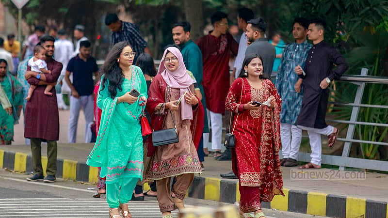 ঢাকার হাতিরঝিলে বৃহস্পতিবার ঈদের বিকালে ঘুরতে আসাদের মধ্যে বেশির ভাগ তরুণ-তরুণী।