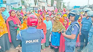 ‘টাকা না দিলে বাড়ি যাব কেমনে’