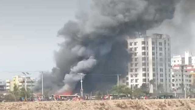চট্টগ্রামে বস্তিতে আগুন