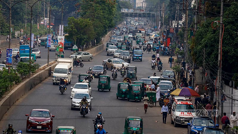 ঢাকার সোহরাওয়ার্দী হাসপাতালের সামনের এ সড়কে সোমবার দুপুরে ব্যক্তিগত গাড়ি ও অটোরিকশা ছাড়া অন্য যান তেমন একটা দেখা যায়নি।