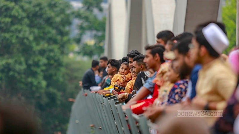 ঢাকার হাতিরঝিলে বৃহস্পতিবার ঈদের বিকালে বড়দের সঙ্গে ঘুরতে আসে শিশুরাও।