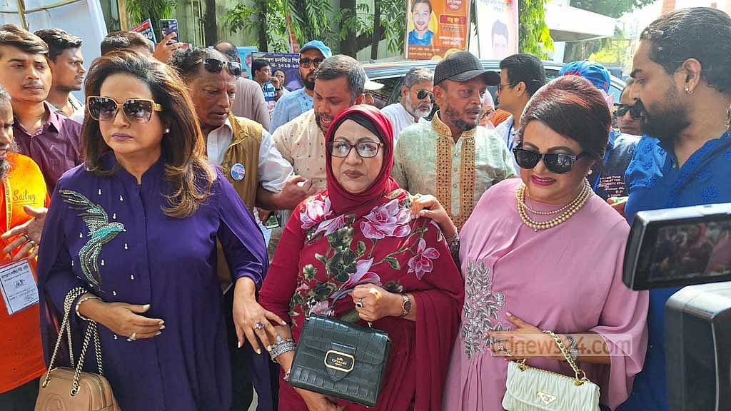 ভোট দিতে একসাথে এফডিসিতে তিন বোন