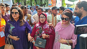 ভোট দিতে একসাথে এফডিসিতে তিন বোন