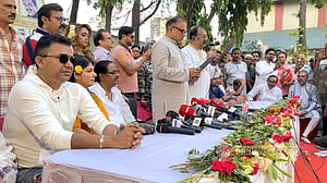 শিল্পী সমিতি: শপথ পাঠ করালেন কাজী হায়াৎ, চলে গেলেন খসরু