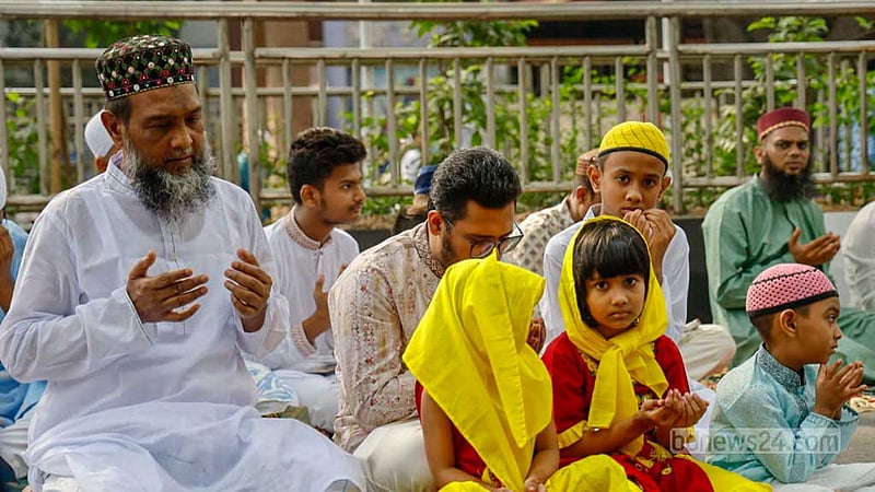 জাতীয় ঈদগাহে বৃহস্পতিবার সকালে ঈদুল ফিতরের নামাজ শেষে দেশ ও জাতির মঙ্গল কামনায় মোনাজাতে অংশ নেন মুসলমানরা।