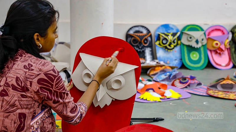 মঙ্গল শোভাযাত্রার জন্য মুখোশ তৈরি করছেন ঢাকা বিশ্ববিদ্যালয়ের চারুকলা অনুষদের শিক্ষার্থীরা।
