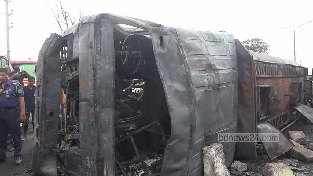 সাভারে তেলের ট্যাংকার উল্টে ৪ গাড়িতে আগুন, নিহত ২