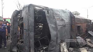 সাভারে তেলের ট্যাংকার উল্টে ৪ গাড়িতে আগুন, নিহত ২