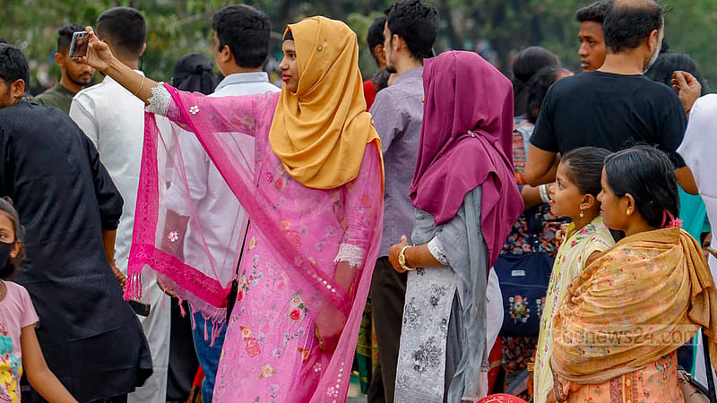 ঢাকার হাতিরঝিলে ঈদের দিন বিকালে পরিবার নিয়ে ঘুরতে আসে অনেকেই।