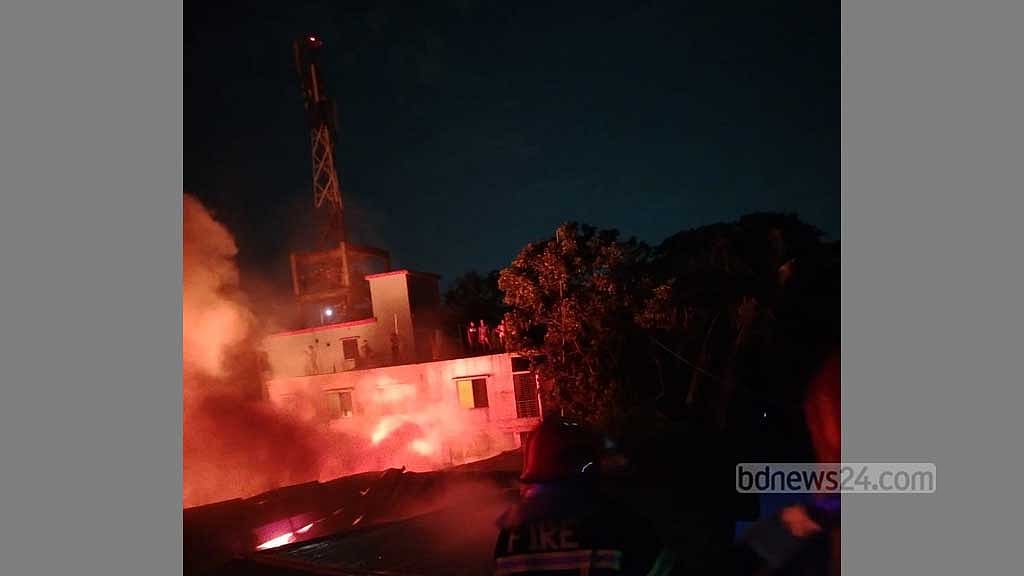 গাজীপুরে গুদামে আগুন, পুড়ে গেছে তুলা-মেশিনারি