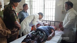 দেলোয়ারকে দেখতে গেলেন পলক, বললেন ‘লজ্জিত, দুঃখিত’