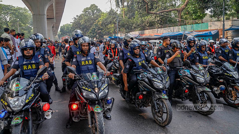 বৈশাখের প্রথম সকালে চারুকলার মঙ্গল শোভাযাত্রা ঘিরে আইন-শৃংক্ষলা বাহিনীর কঠোর নিরাপত্তা।