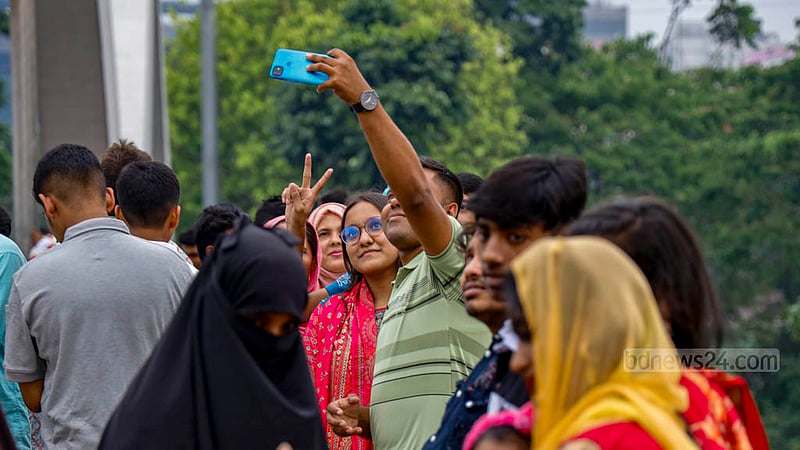 হাতিরঝিলে ঈদের দিন বিকালে ঘুরতে এসে অনেকেই প্রিয় মানুষের সঙ্গে তোলেন সেলফি।