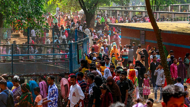 জাতীয় চিড়িয়াখানায় শুক্রবার বিভিন্ন প্রাণীর খাঁচার সামনে নানা বয়সী মানুষের উপচে পরা ভিড় দেখা যায়।