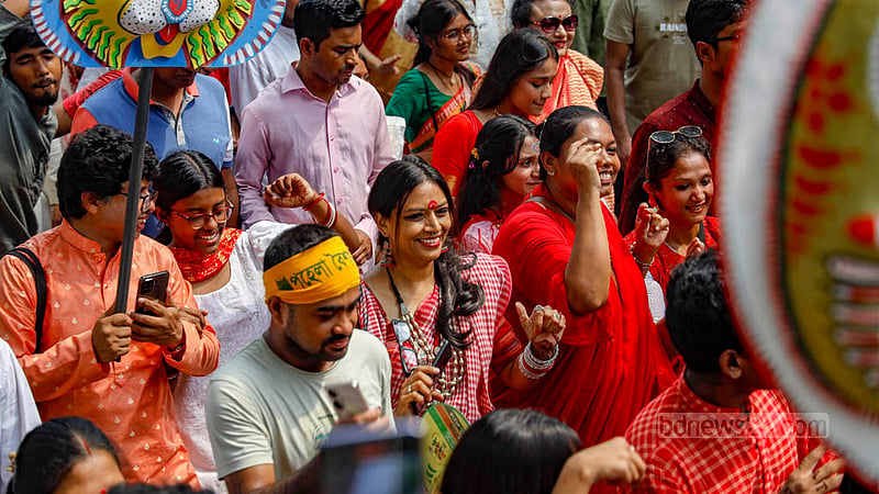 মঙ্গল শোভাযাত্রায় ঢাকের তালে নেচেগেয়ে বর্ষবরণের উৎসবে শামিল নানা শ্রেণি-পেশার মানুষ।