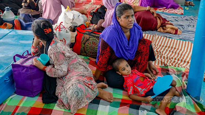 লঞ্চ ছাড়বে সন্ধ্যায়, টার্মিনালের ভিড় এড়াতে অনেকেই বিকালেই চড়ে বসেন লঞ্চে।