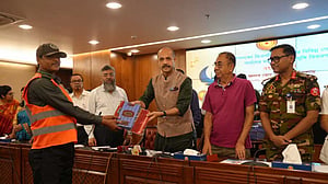 ডিএনসিসির ৮০০ নিরাপত্তাকর্মী পেলেন শাড়ি-লুঙ্গি