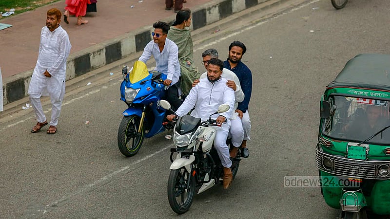 হাতিরঝিলে ঈদের দিন ট্রাফিক পুলিশের তৎপরতা না থাকায় হেলমেট ছাড়াই বাইক নিয়ে আসেন অনেকে।