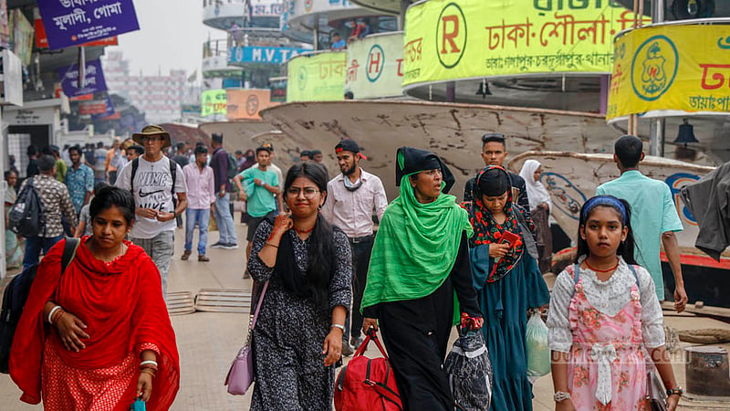 পরিবারের সদস্যদের নিয়ে বুধবার শেষ সময়ে ঈদ করতে ঢাকা ছাড়ছেন অনেকেই।