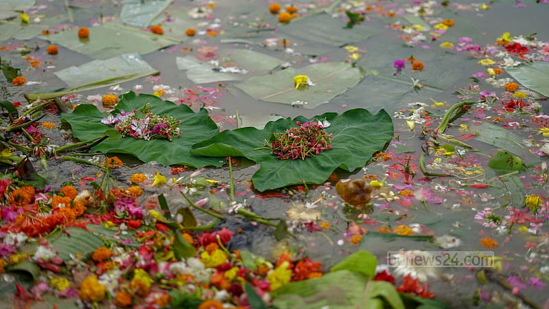 রাঙ্গামাটি শহরের কেরানীপাহাড় এলাকায় কাপ্তাই হ্রদের জলে ভাসছে বিজু উৎসবের ফুল।&amp;nbsp;ছবি: ওয়াহিদা জামান সিথি