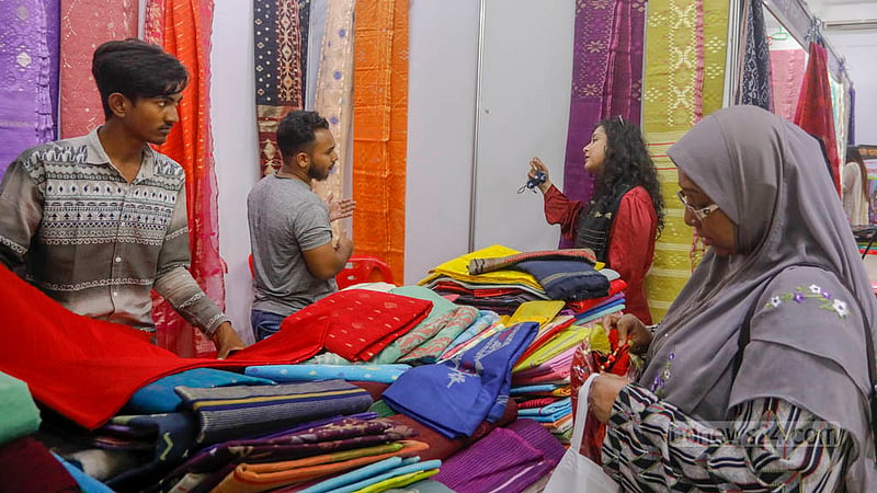 জাতীয় জাদুঘরের নলিনীকান্ত ভট্টশালী আর্ট গ্যালারিতে বুধবার জামদানি মেলায় শাড়ি দেখছেন দর্শনার্থীরা।